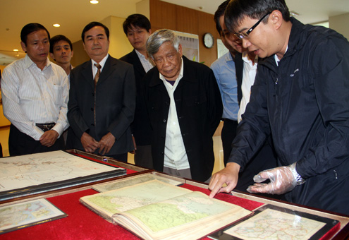 Nguyên Tổng bí thư xem bản đồ Trung Quốc không có Hoàng Sa
